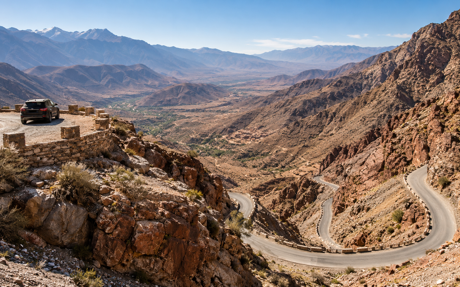 Col de montagne du Haut Atlas sur la route d'une excursion depuis Marrakech